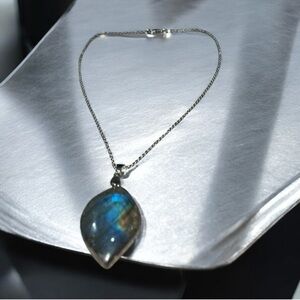 Elegant Silver Necklace with labradorite Pendant